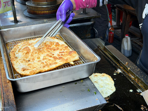 ▲▼桃園美食「雙蛋蛋餅／蒸餃小籠包」，南門市場早餐街35元比臉大雙蛋蛋餅！（圖／部落客VIVIYU提供）
