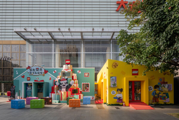 ▲台中「玩樂聖誕&nbsp;樂在其中」今（5日）起限時登場，包含「樂高聖誕魔法屋」遊戲關卡、5公尺高的「星願聖誕樹」。（圖／業者提供）