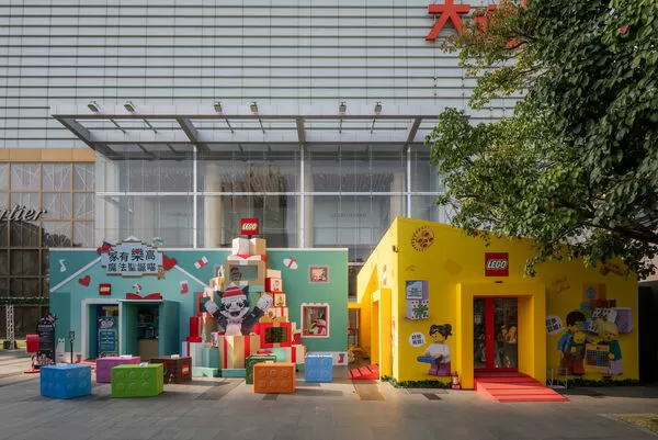 ▲台中「玩樂聖誕 樂在其中」今（5日）起限時登場，包含「樂高聖誕魔法屋」遊戲關卡、5公尺高的「星願聖誕樹」。（圖／業者提供）