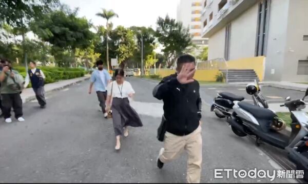 ▲檢方今日進入衛生局調查，約一小時後離去。（圖／記者吳世龍攝）