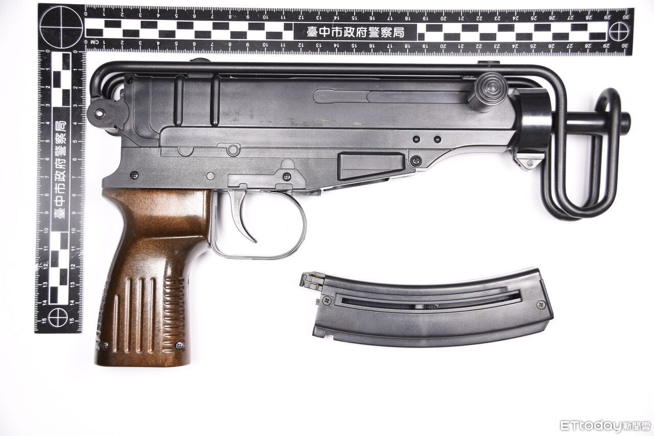 快訊／抓到了！點黑輪不吃卻掉出「衝鋒槍」　32歲男坦認要防身