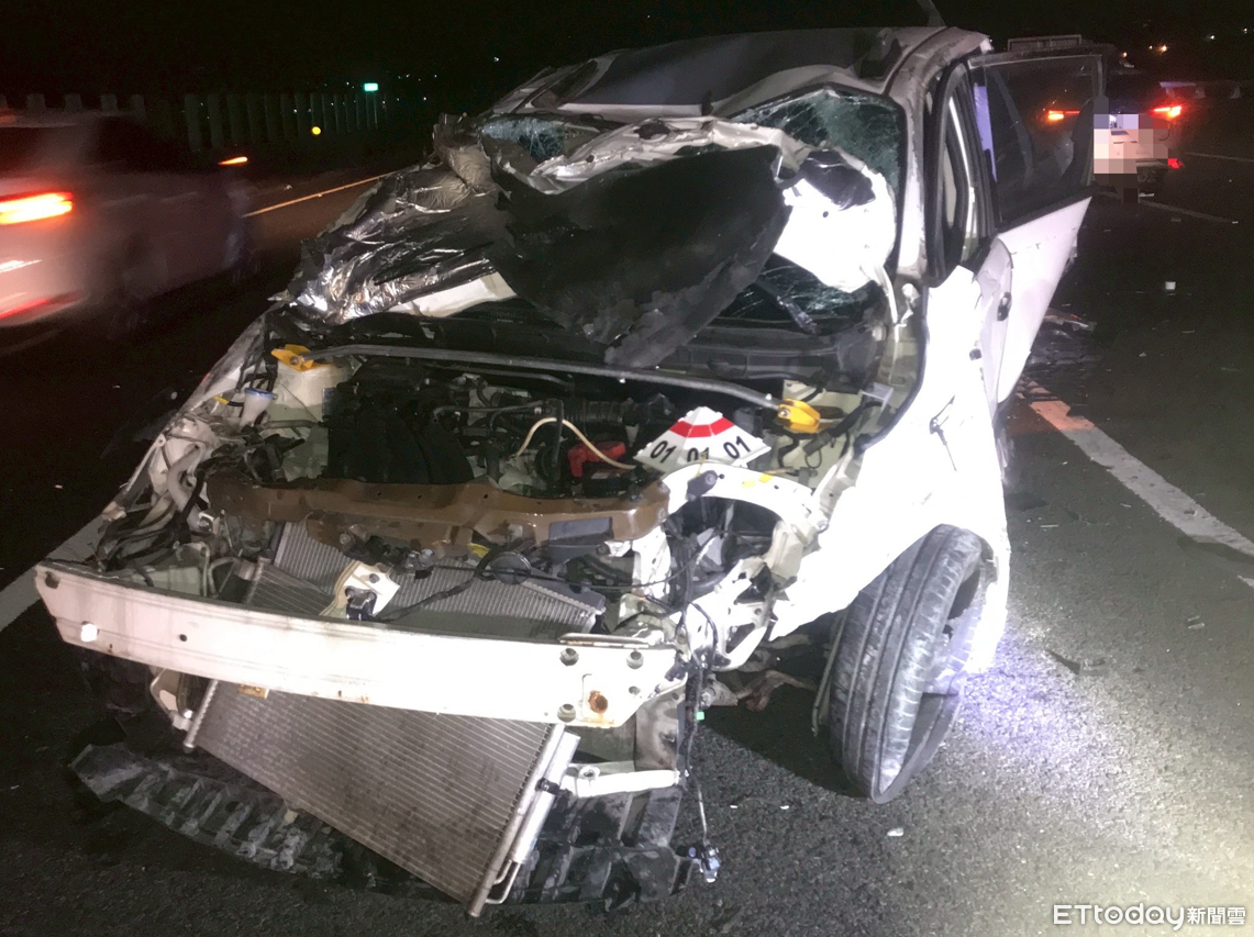男國3草屯路段自撞「車子橫路中」害3車連環撞　零件噴滿地