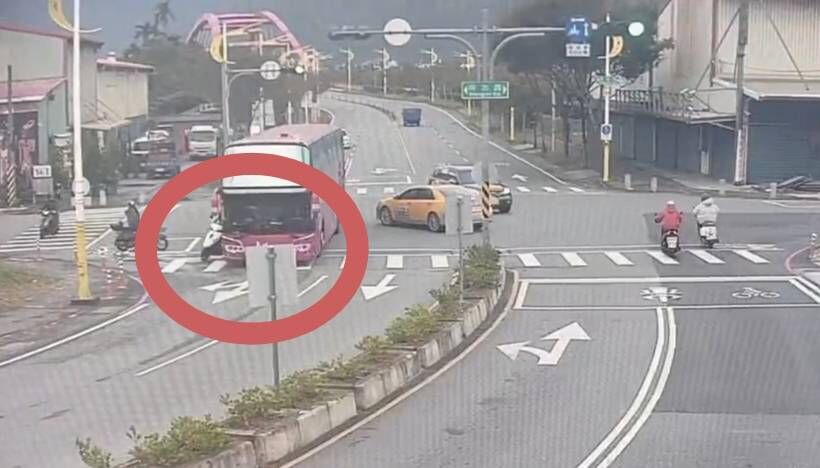 快訊／驚悚瞬間！花蓮遊覽車撞機車　騎士「頭骨破裂」當場死亡