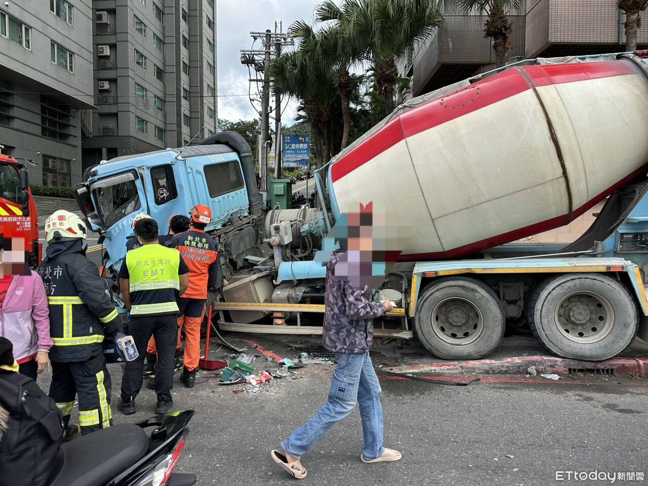 快訊／水泥預拌車追撞轎車「衝上人行道」　車頭變形司機受困