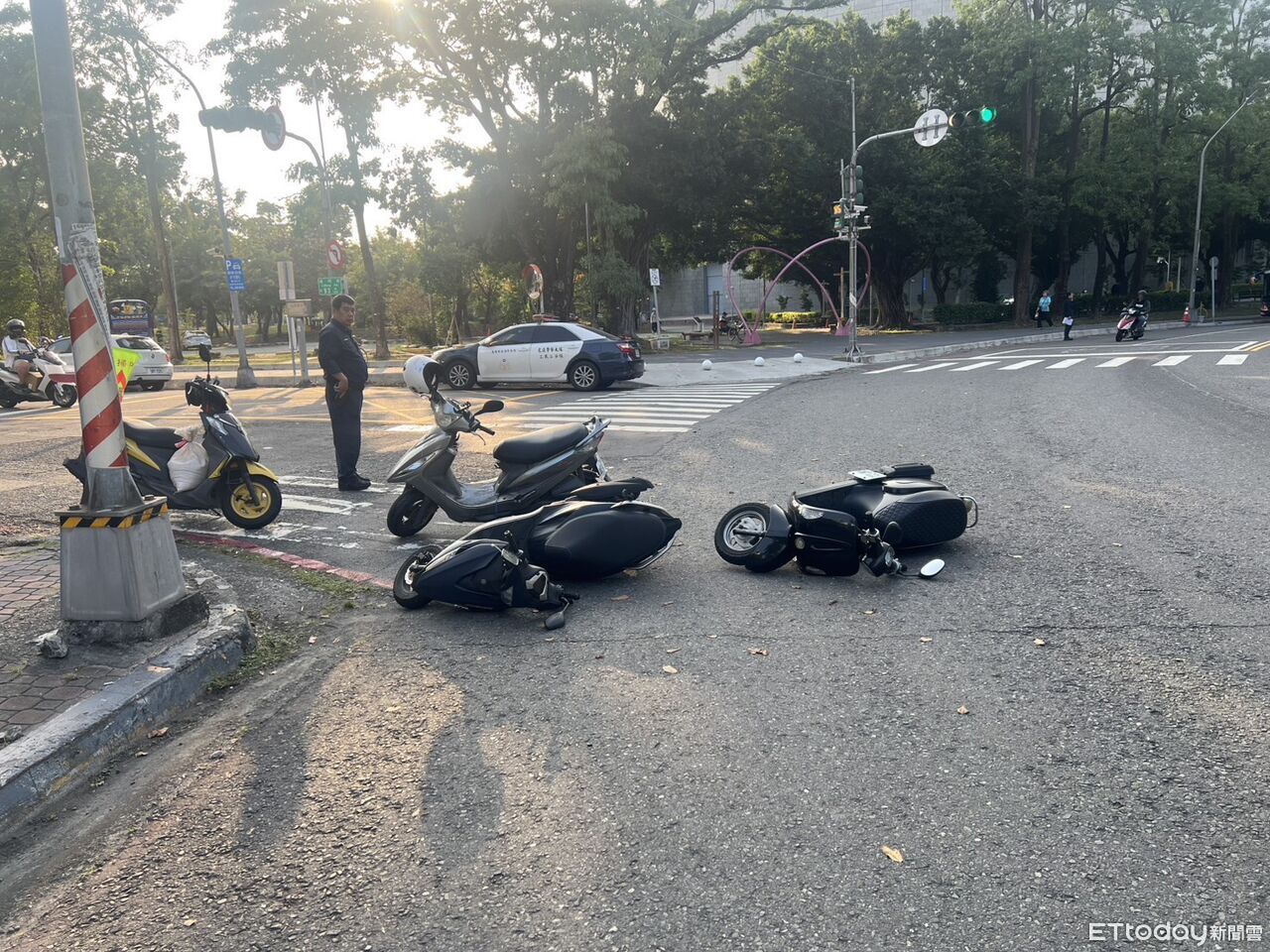 柏油路變滑車道！無良司機載廢油沿路灑漏　4騎士慘摔畫面曝