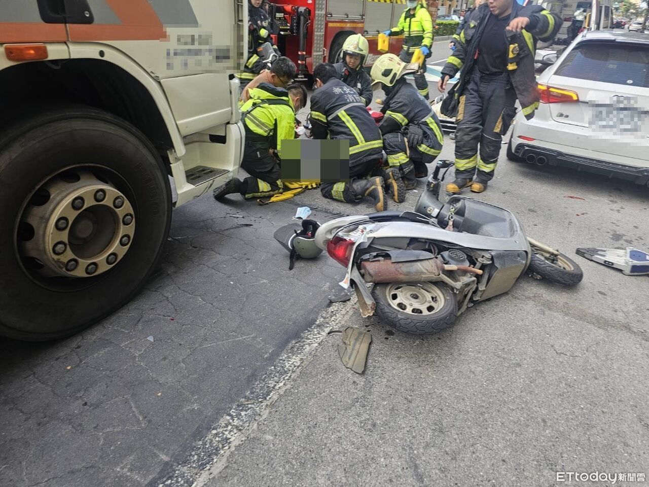 快訊／林口嚴重車禍！女騎士「夾在大貨車前輪」　命危送醫搶救中