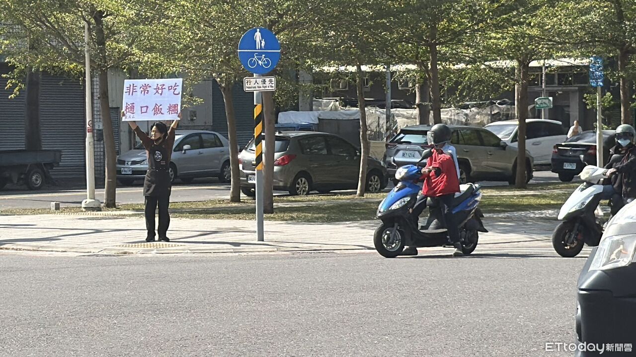 獨／樋口飯糰搬家！員工路口舉牌吸客　老客人：終於找到你們