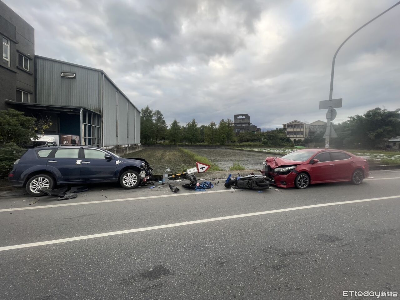 宜蘭23歲男開車恍神「一路左偏」撞飛倒楣騎士　恐怖畫面曝光