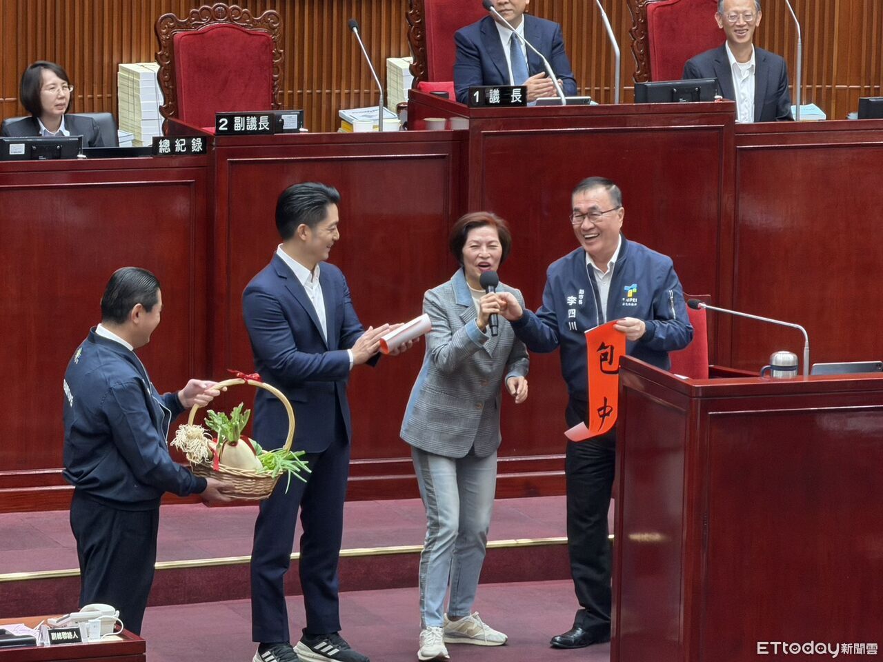 汪志冰送吉祥話　蔣萬安、李四川有默契全轉送賀議員