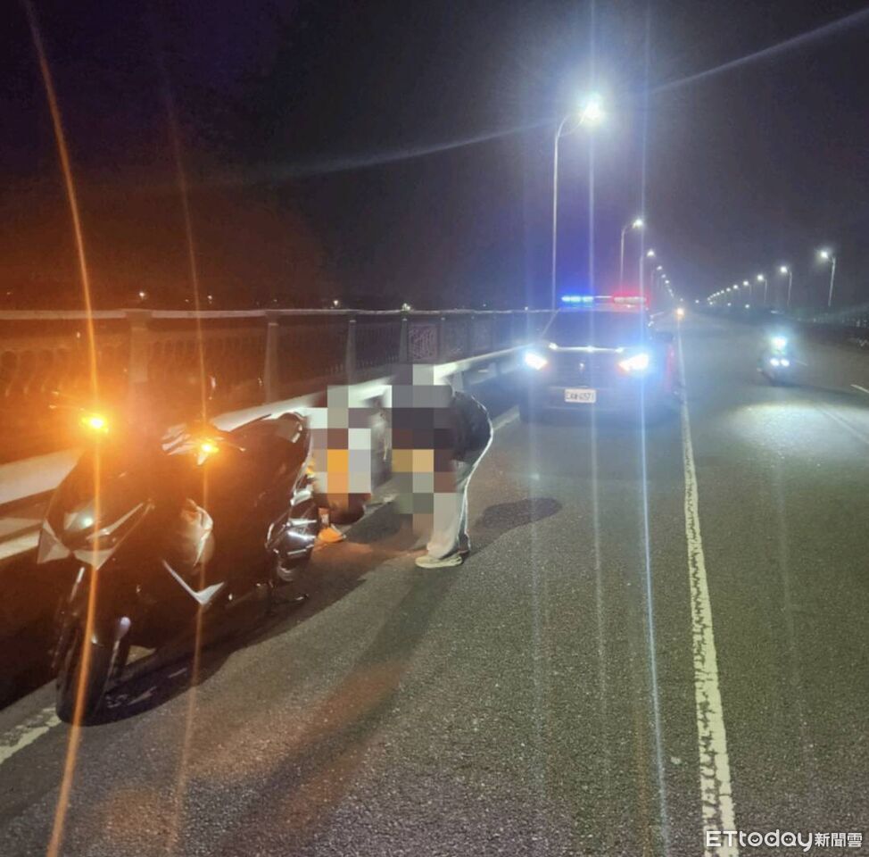 屏東女騎士機車雙園大橋深夜拋錨 東港暖警「車燈守平安」