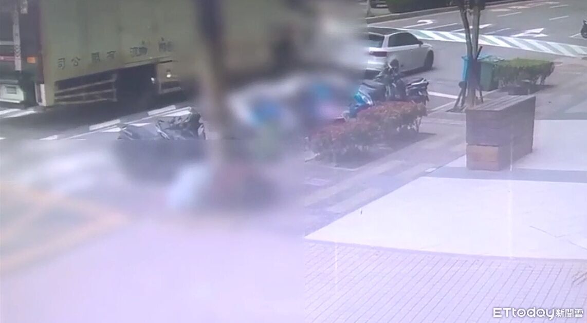 奪命畫面！女騎士出停車場「10秒後慘死」　切車道遭大貨輾斃