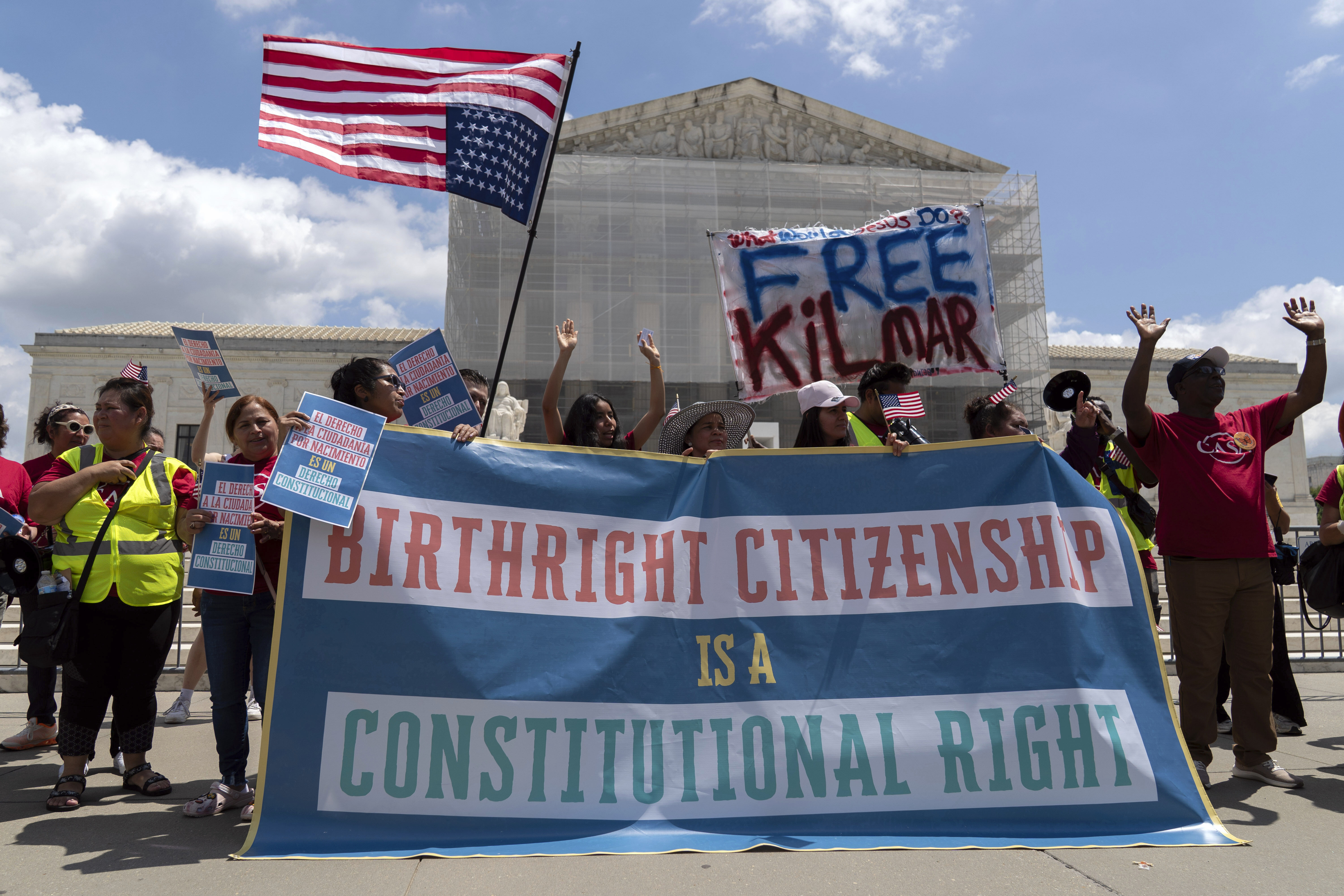 ▲▼美國華府最高法院前，示威團體針對「限制出生公民權」行政命令展開抗議。（圖／達志影像／美聯社）