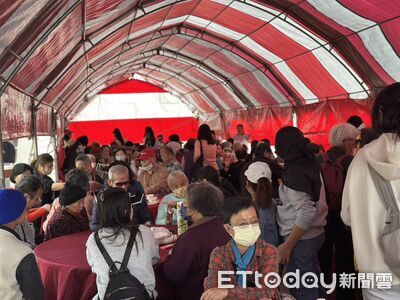 大甲聖母宮攜手失智者照顧協會　陪120阿公阿嬤開心呷辦桌