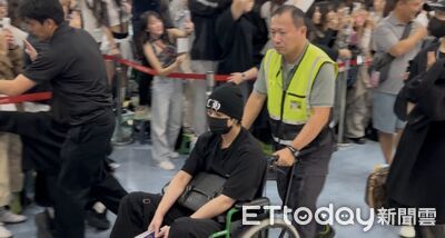 直擊／Stray Kids降臨高雄帥哭！　成員受傷「坐輪椅現身」惹粉心疼　