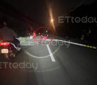 快訊／法拉利失控逆向猛撞！電線桿整支橫倒路中　現場秒全黑