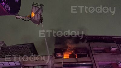 快訊／高雄透天民宅竄猛烈火勢！「濃煙封巷」雲梯升空救1人送醫