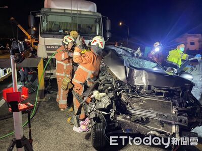 快訊／國3北上嚴重車禍！4車連環撞「1車被擠扁」　1人受困無生命跡象