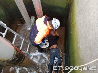 小金剛吊車垂降救援 　佳冬消防合力救出跌落漁塭水井男
