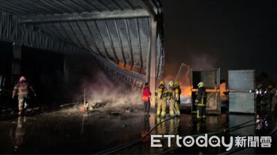 快訊／台南南區塑膠工廠深夜冒竄火舌濃煙　32車62人撲救火勢