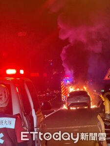 溫度過高停路肩！國10自小客燒成火球　32歲駕駛驚險逃劫