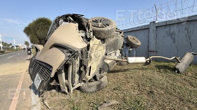 獨/高雄休旅車疑闖紅燈!高速對撞貨車 車體扭曲翻覆駕駛受困
