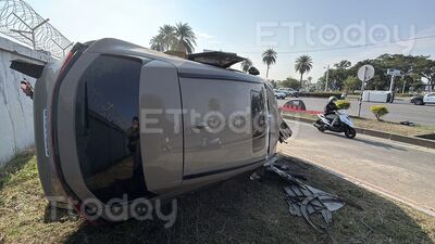 休旅車玩命關頭畫面曝！疑闖紅燈撞2車　衝機場圍牆翻覆1人受困