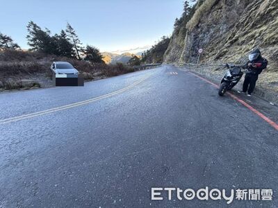 山區氣溫驟降！台14甲武嶺至松雪樓路面結霜　多車打滑慘摔