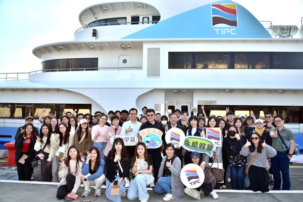 ▲港務公司邀請新加坡社科大學及高雄科技大學師生搭貴賓船，體驗高雄港在地風光，王錦榮總經理(第二排手持TIPC圓形牌)熱情接待。（圖／港務公司）