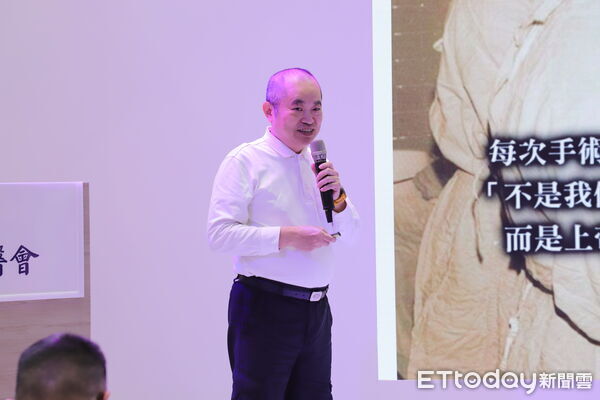 ▲黃祥麟醫師分享「愛的處方箋：從街友到移工的行動醫療」。（圖／慈濟醫學中心提供，下同）