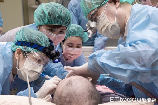 ▲黃祥麟醫師分享「愛的處方箋：從街友到移工的行動醫療」。（圖／慈濟醫學中心提供，下同）