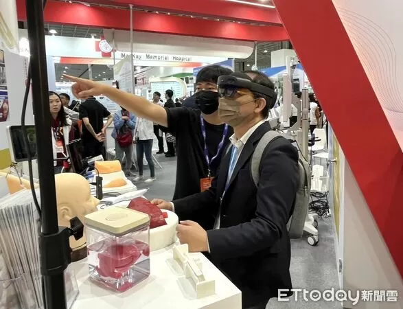 ▲成大醫院以「智慧守護・照護有感」主軸登場醫療科技展，4大展區完整呈現智慧醫療藍圖。（記者林東良翻攝，下同）