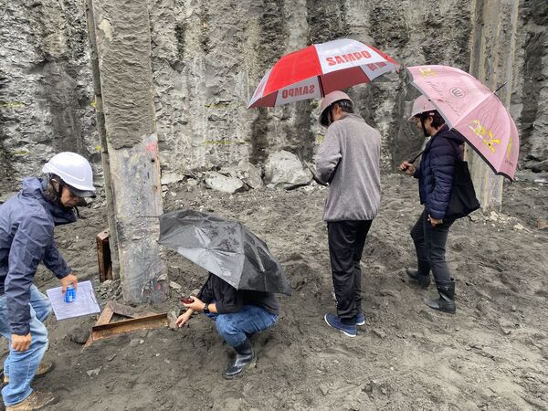 ▲▼專家學者現堪頭城鎮一處建築工地挖出的疑古沉船遺跡木質構件，確認工地範圍並非考古遺址，且後續將展開深入研究木質構件是何物。（圖／宜縣府提供，下同）