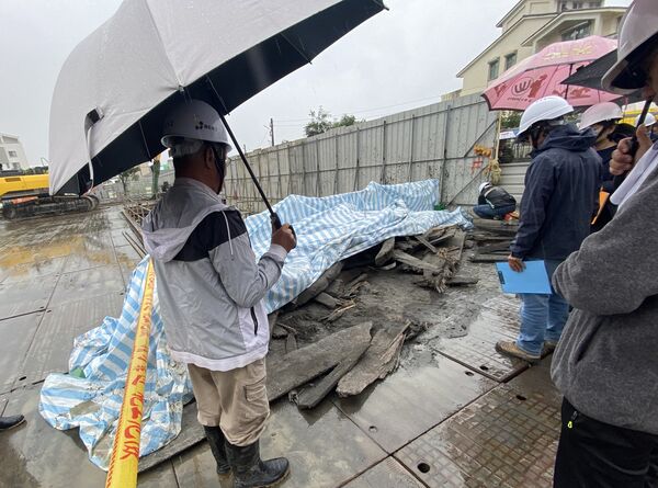▲▼專家學者現堪頭城鎮一處建築工地挖出的疑古沉船遺跡木質構件，確認工地範圍並非考古遺址，且後續將展開深入研究木質構件是何物。（圖／宜縣府提供，下同）