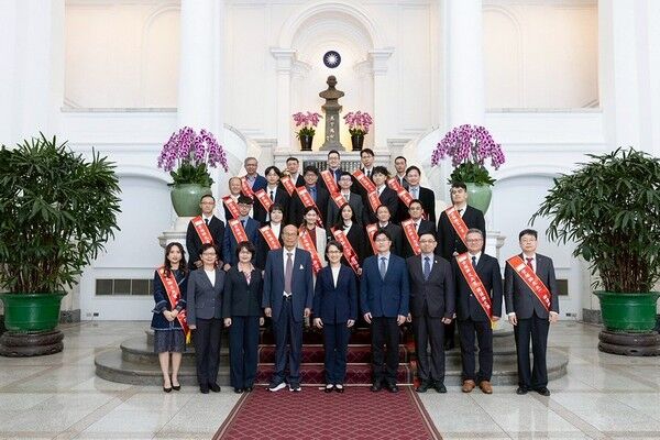 ▲中大資管系陳以錚教授　崇越論文大賞成績亮眼