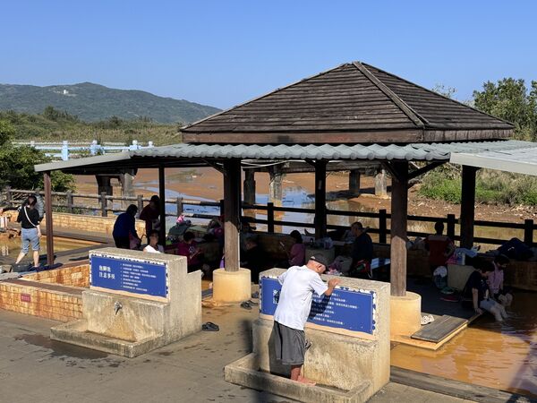 ▲磺港溫泉公共浴室,蹦火仔,金點草里驛棧,跳石海岸,草里ㄟ家壁畫,基魚市水攤。（圖／新北市漁業處提供）