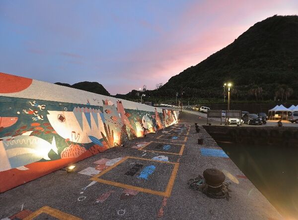 ▲磺港溫泉公共浴室,蹦火仔,金點草里驛棧,跳石海岸,草里ㄟ家壁畫,基魚市水攤。（圖／新北市漁業處提供）