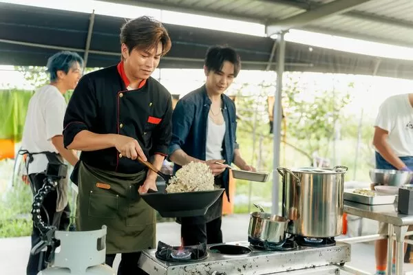 ▲Energy阿弟當主廚 還被騙到菱角田做苦工。（圖／好看娛樂）