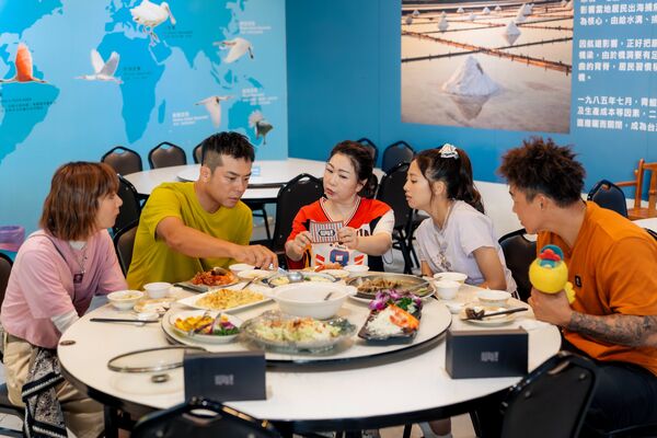 ▲Energy阿弟當主廚 還被騙到菱角田做苦工。（圖／好看娛樂）