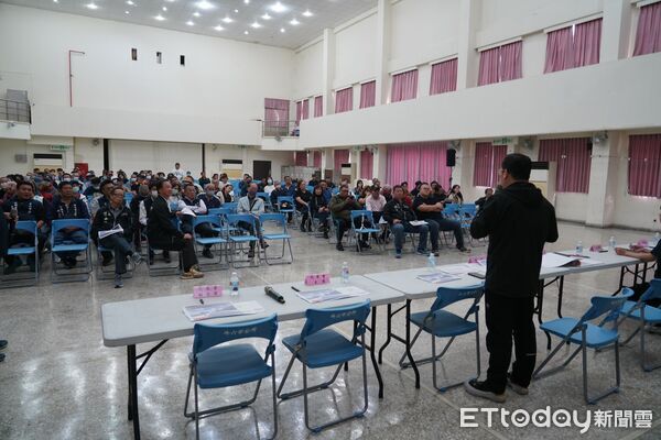 ▲斗六市公所舉辦道路改善說明會，市長林聖爵向居民與商家親自說明規劃方向。（圖／記者游瓊華翻攝）