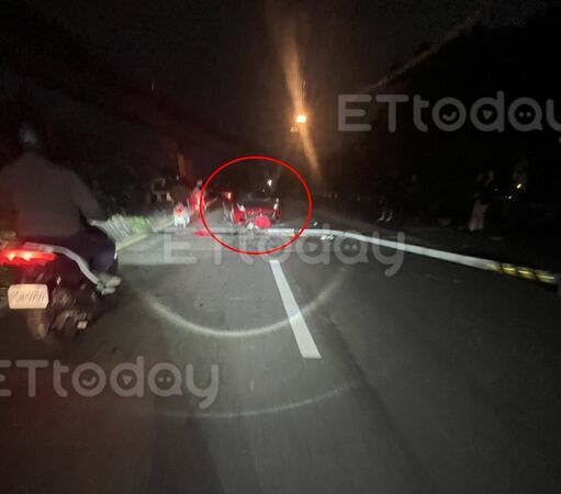 ▲一輛紅色法拉利就逆向停在路中，旁邊還有倒落的電線桿            。（圖／記者吳世龍翻攝）