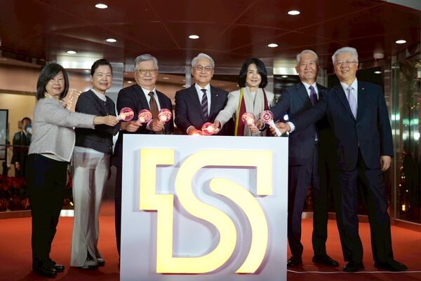 ▲▼台新新光金控合併後第一次舉行聖誕點燈活動，吳東亮董事長及夫人帶領同仁點亮「下雪聖誕樹」，(由左至右)賴昭吟財務長、王美花獨董、郭瑞嵩董事、吳東亮董事長、董事長夫人、魏寶生副董事長、林維俊總經理。（圖／業者提供）