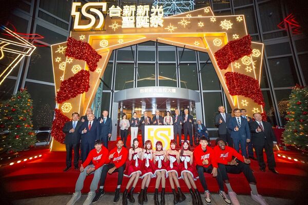 ▲▼台新新光金控合併後第一次舉行聖誕點燈活動，吳東亮董事長及夫人帶領同仁及台新戰神啦啦隊點亮「下雪聖誕樹」，(由左至右)賴昭吟財務長、王美花獨董、郭瑞嵩董事、吳東亮董事長、董事長夫人、魏寶生副董事長、林維俊總經理。（圖／業者提供）