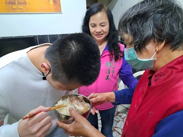 ▲鹹粥嬤的愛孫返家了。（圖／賴清美議員提供）