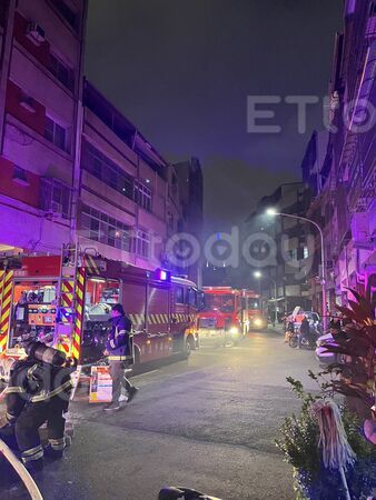 ▲雲梯車升空射水滅火             。（圖／記者吳奕靖翻攝）