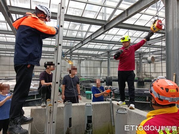 ▲消防人員枋寮漁塭內水井救援。（圖／記者陳崑福翻攝）