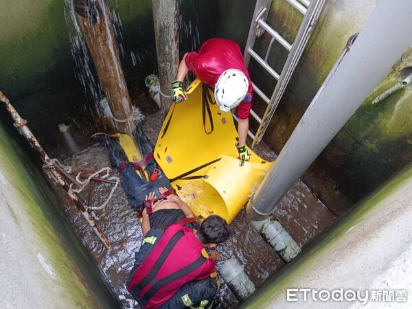 ▲消防人員枋寮漁塭內水井救援。（圖／記者陳崑福翻攝）