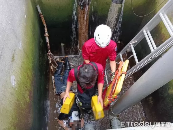 ▲消防人員枋寮漁塭內水井救援。（圖／記者陳崑福翻攝）