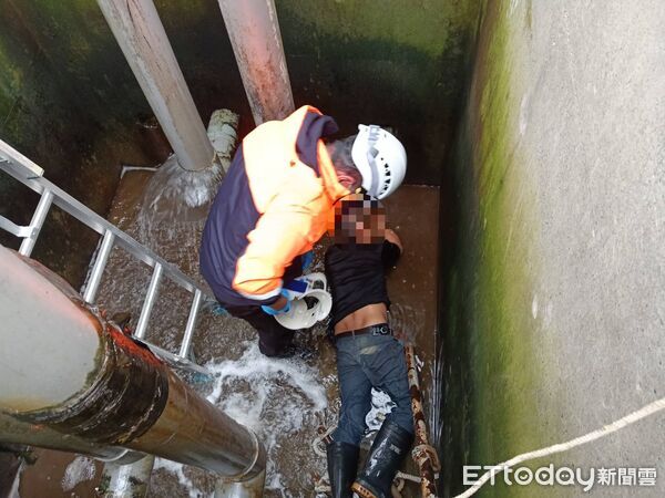 ▲消防人員枋寮漁塭內水井救援。（圖／記者陳崑福翻攝）