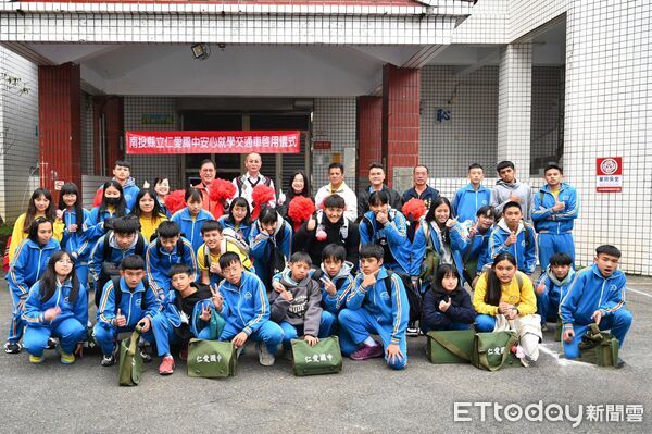 ▲仁愛國中安心就學交通車啟用，立委馬文君籲一起守護孩子上下學的路。（圖／馬文君服務團隊提供）