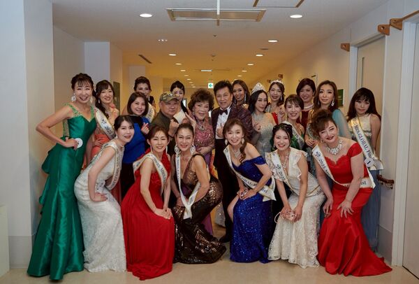 ▲台灣官方代表團12/3赴日參與 Miss &amp; Mrs. Global 大賽。禮服由wedding21韓式婚紗攝影提供。（圖／主辦單位提供）